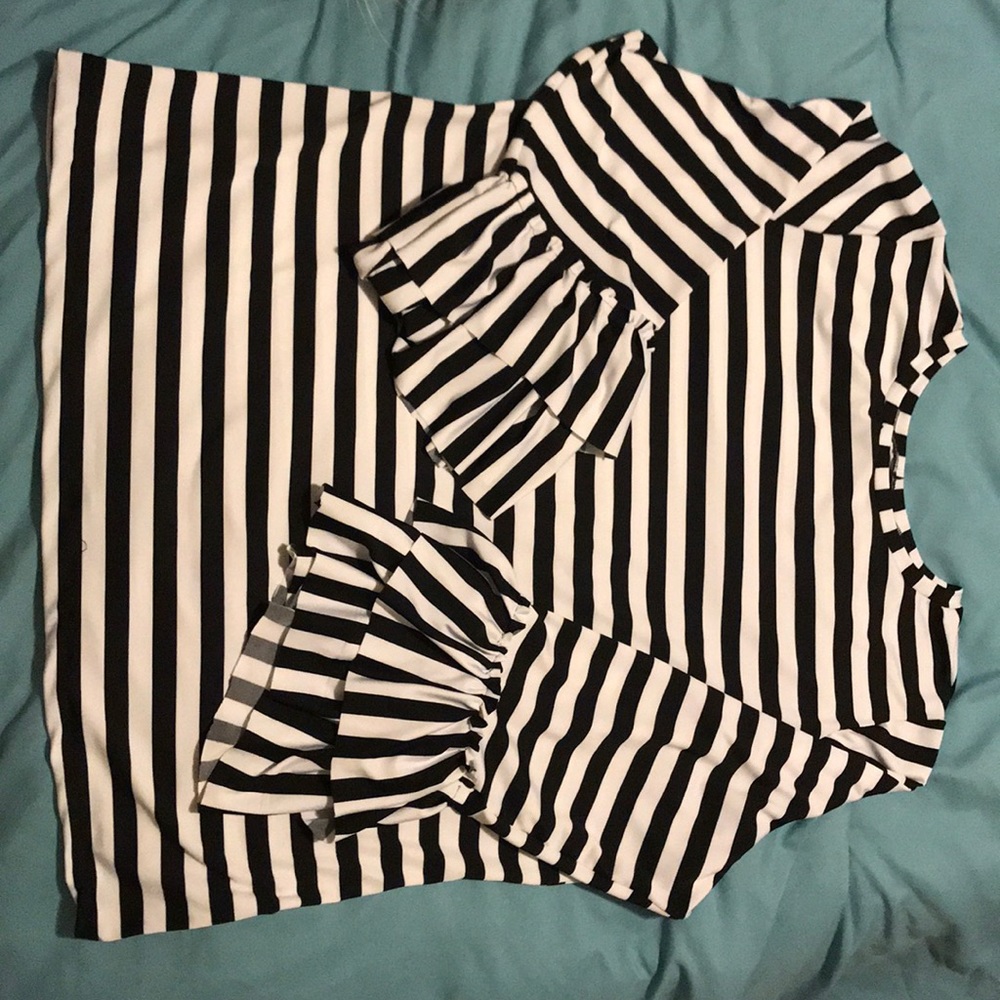•HOLD•Gorgeous Black and White Ruffled top